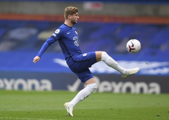 输掉国家德比后，河床球员萨拉斯用拳击打场内拍照的一名人员