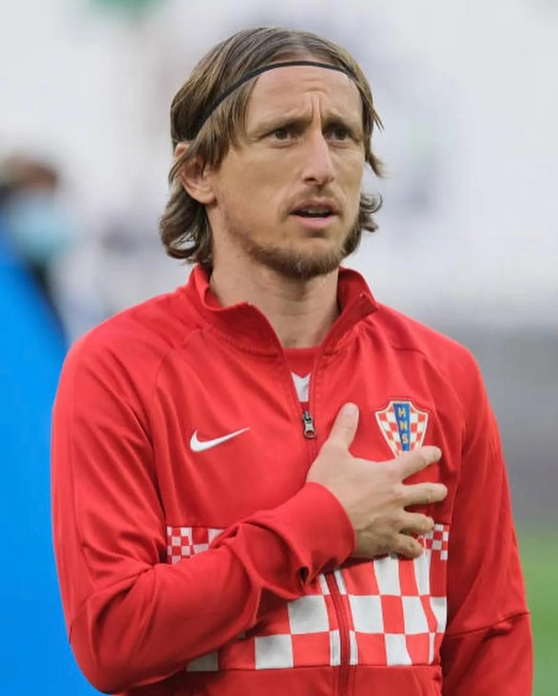 记者：汶马探赛后与海港助教约翰交换队服，两人曾在横滨合作